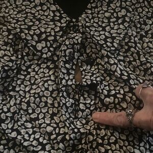 The Pyramid Collection Monochrome Blouse